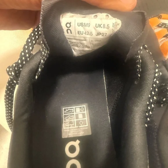 On Running Cloudmonster 9 men/10.5 women/ worn 3 times - Picture 5 of 6